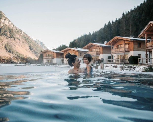 Infinity Pool mit Mama und Kind