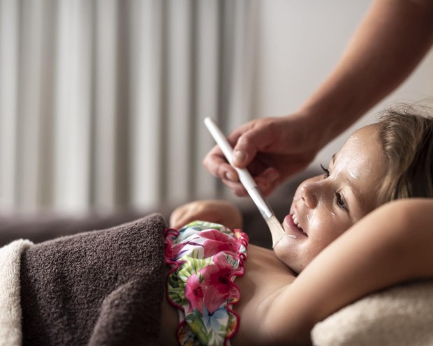 Kind wir einer Massage unterzogen