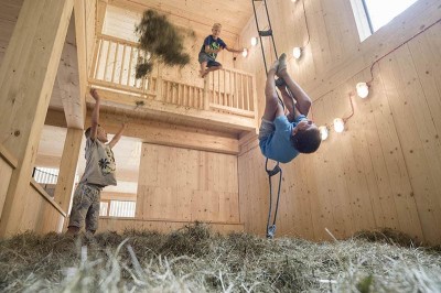 Kinder spielen in der Spielescheune