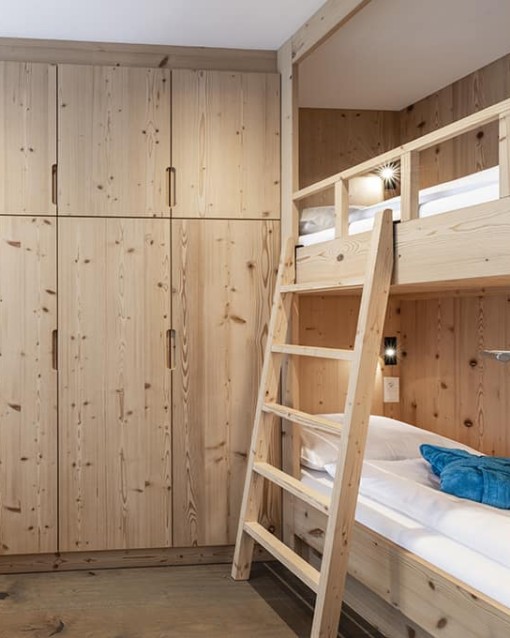 Kinderzimmer mit Holzschrank