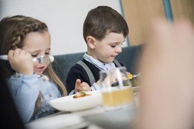Kinder essen Mittag