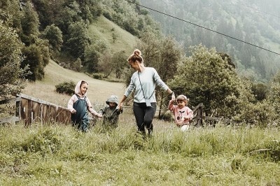 Familie mit 3 Kindern in Wiese