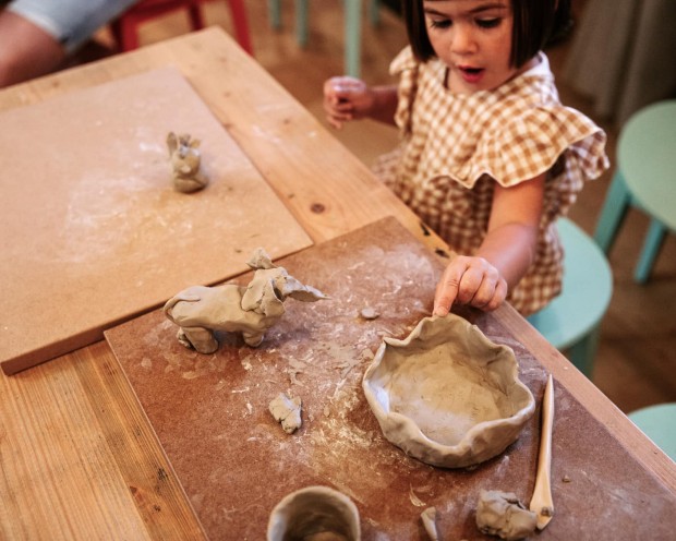 Mädchen spielt mit Ton