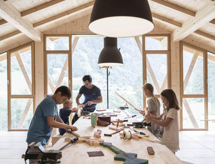 Kinder und Betreuer in Holzwerkstatt