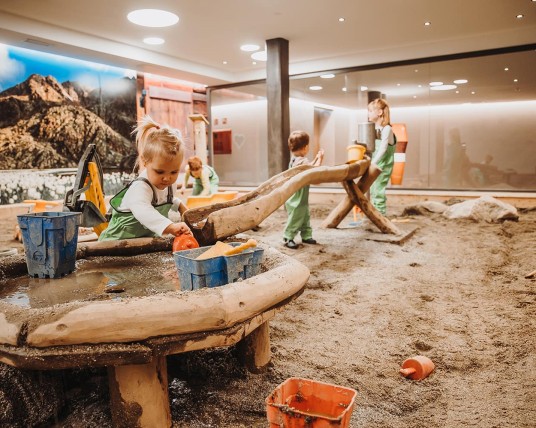 Kinder im Matschraum