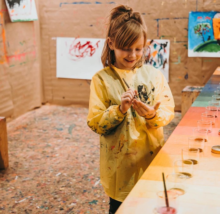 Mädchen malt im Malatelier