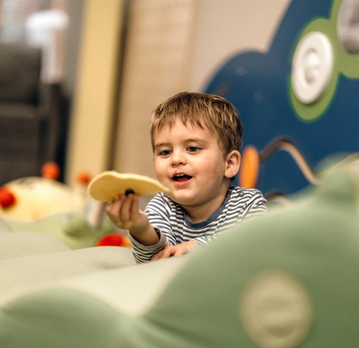 Kleiner Junge spielt im Spieleraum