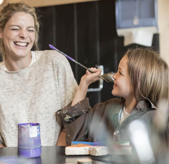 Mutter Tochter in Holzwerkstatt