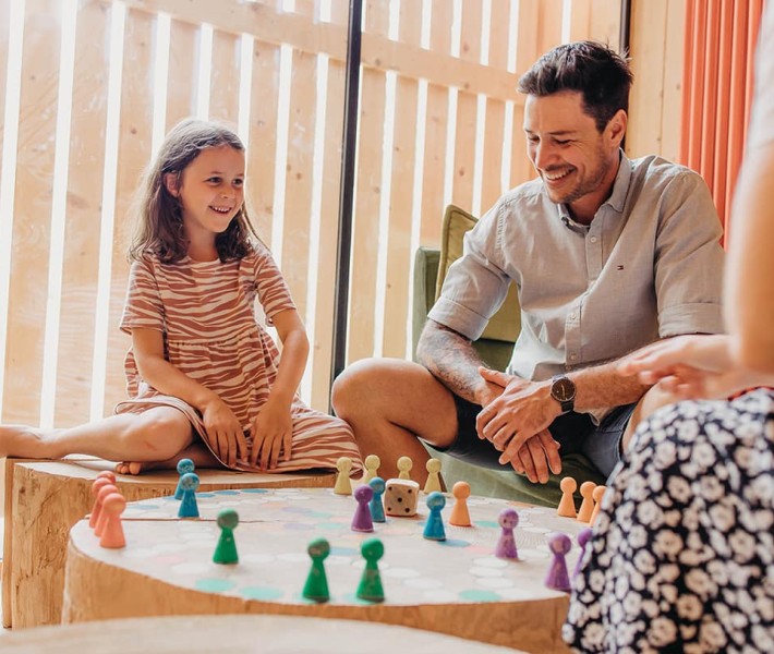 Kind spielt mit Vater ein Brettspiel