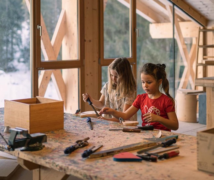 Kinder arbeiten in der Holzwerkstatt