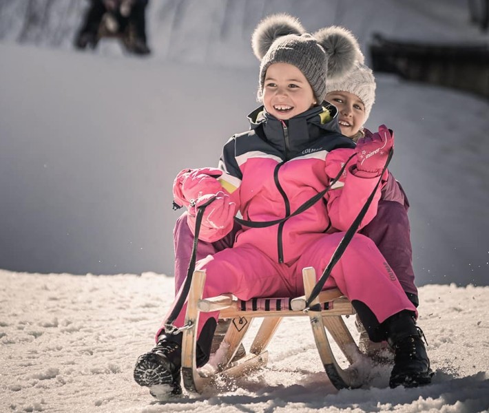 2 Kinder rodeln