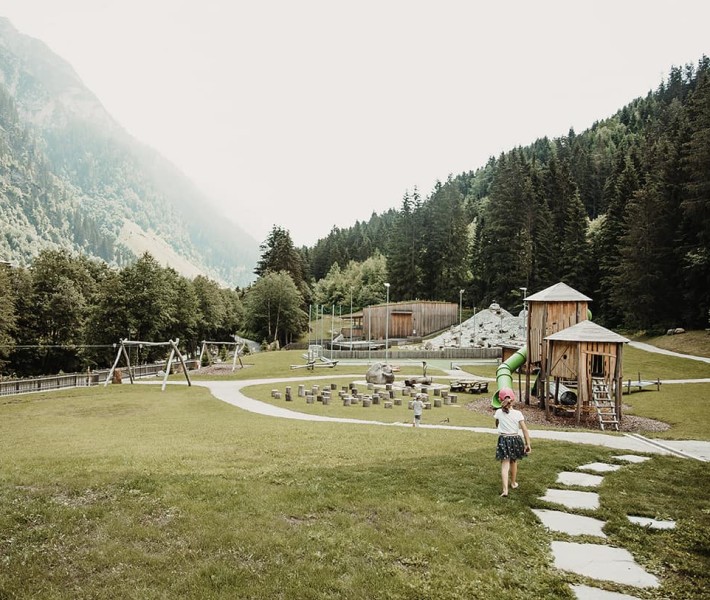 Kinderspielplatz mit großen Grünflächen