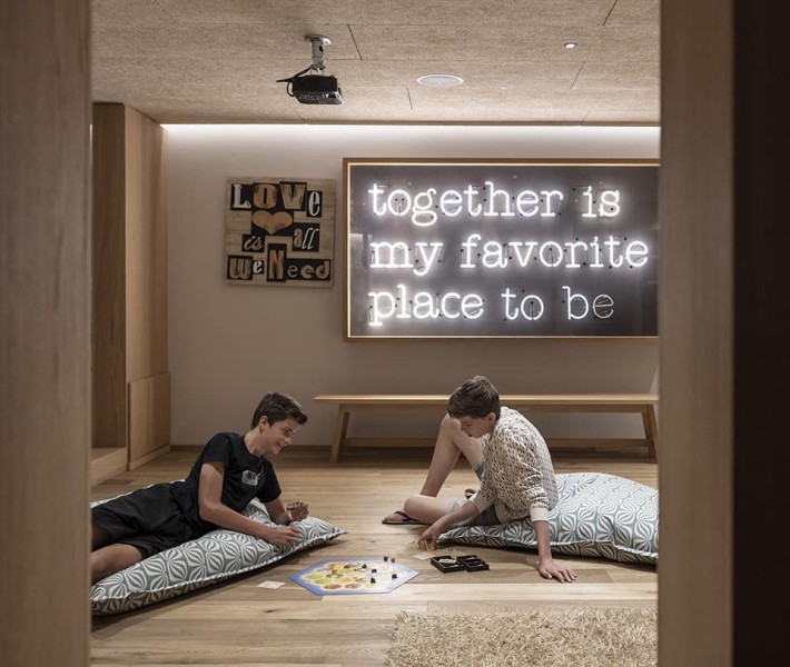 2 teenager im Teenie-Room spielen Siedler von Catan