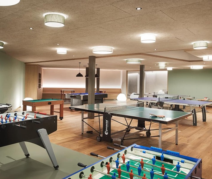 Raum mit Tischtennis-Tisch und anderen Unterhaltungsmöglichkeiten für Erwachsene