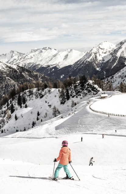 Kleines Mädchen beim Skifahren auf der Skipiste