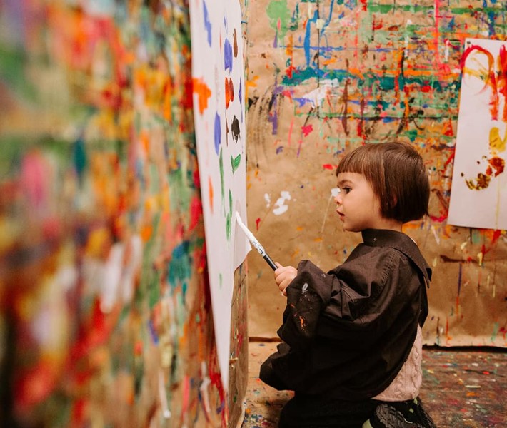 Kind malt im Malatelier