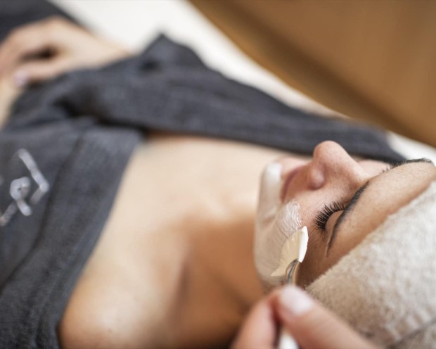 Eine Gesichtsbehandlung im Familien-Wellnesshotel Feuerstein in Südtirol