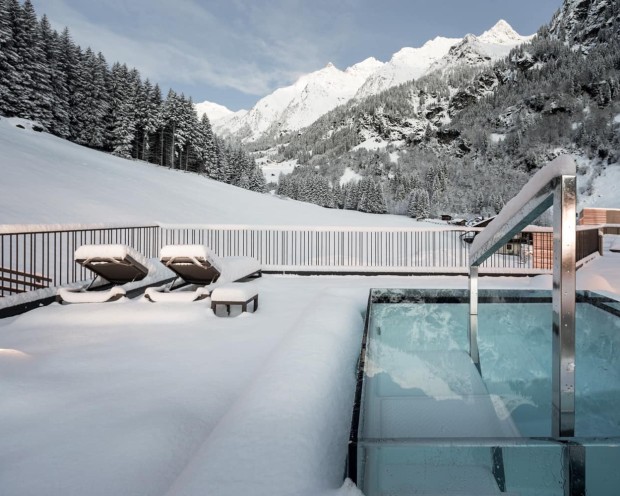 Der Whirlpool auf der Dachterrasse des Adults Only Wellnessbereichs im Familien-Wellnesshotel Feuerstein in Südtirol
