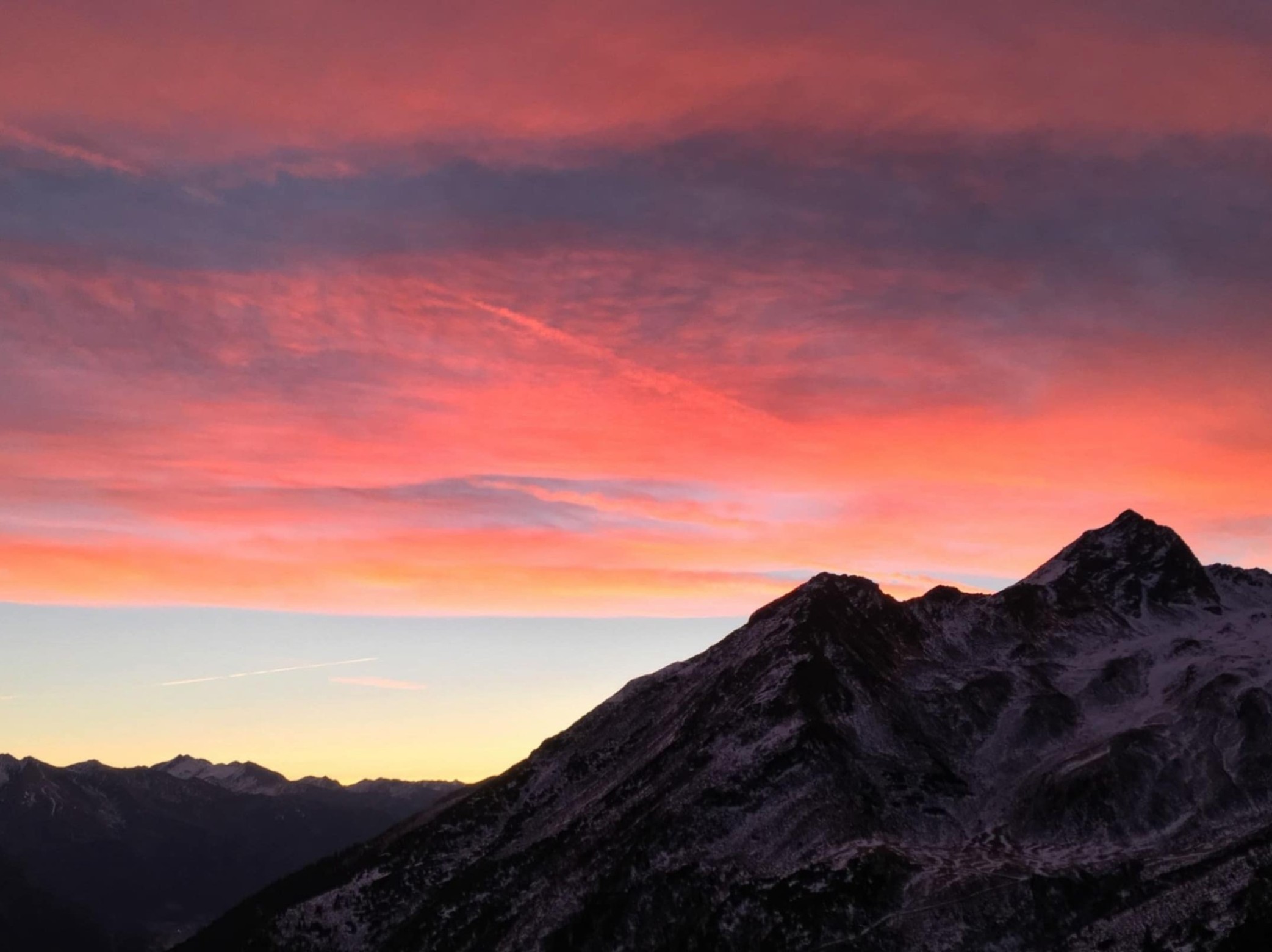 Hellroter Himmer bei Sonnenuntergang auf dem Berg