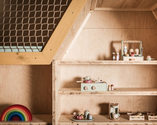 Kletterwaben aus Holz mit Holzspielzeug im Regal