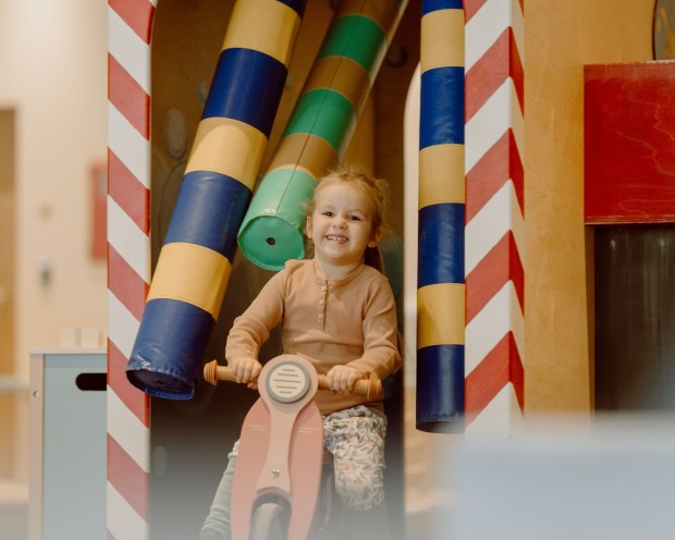 Ein liebevoll gestalteter Spielbereich mit warmen Holzelementen und kindgerechter Dekoration.