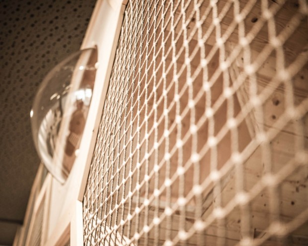 Ein kreativer Spielbereich mit Holzwänden und liebevollen Details für Kinderbetreuung.