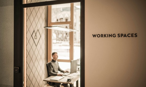 Eine moderne Büroecke mit Glasfront und minimalistischer Einrichtung für konzentriertes Arbeiten.