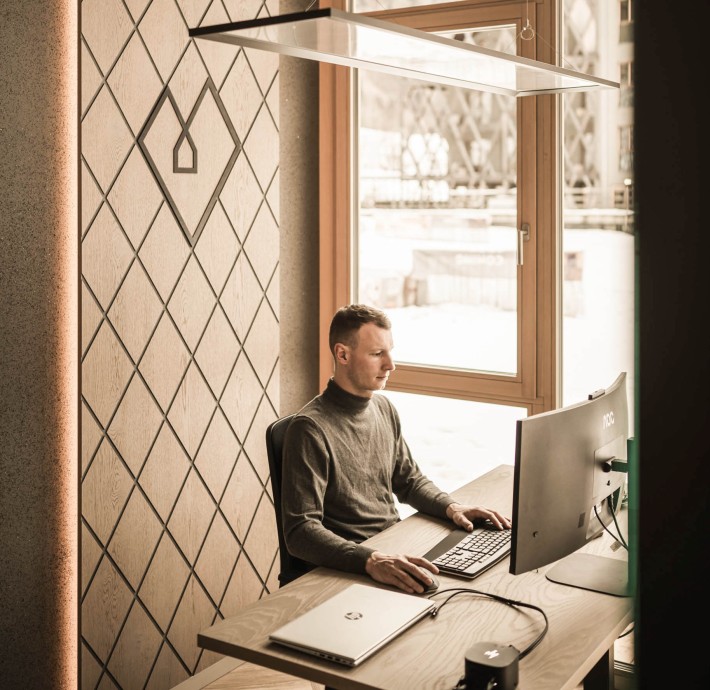 Eine moderne Büroecke mit Glasfront und minimalistischer Einrichtung für konzentriertes Arbeiten.