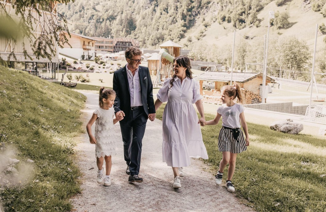 Gastgeberfamilie beim Spaziergang im Hotelgarten