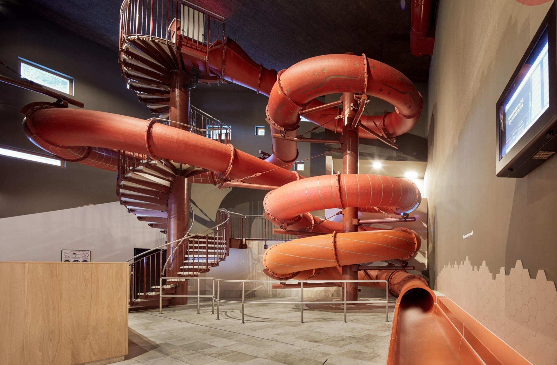Die Riesen-Wasserrutsche mit Zeitmessung im Kinderhotel Feuerstein in Südtirol