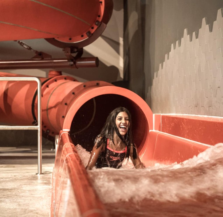 Die Riesen-Wasserrutsche mit Zeitmessung im Kinderhotel Feuerstein in Südtirol