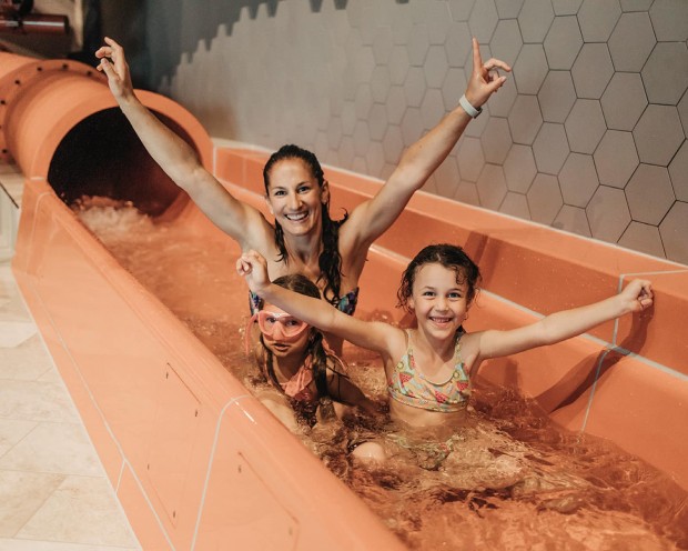 Spaß auf der Riesen-Wasserrutsche mit Zeitmessung im Kinderhotel Feuerstein in Südtirol