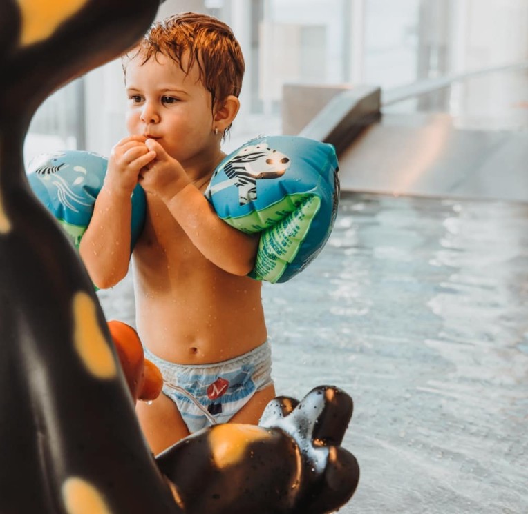 Der Baby Pool im Feuerstein, dem Kinderhotel mit Wasserrutsche in Südtirol