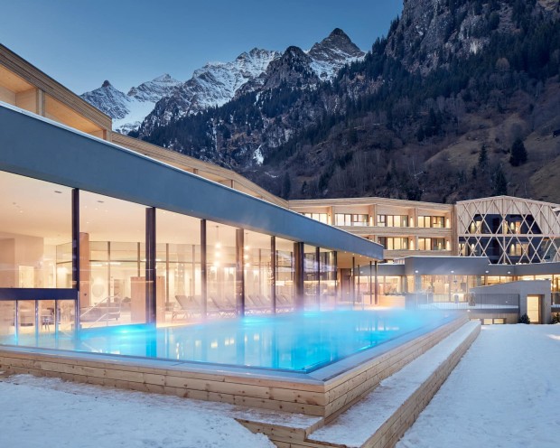 Der Outdoor Infinity Pool im Feuerstein, dem Kinderhotel mit Wasserrutsche in Südtirol