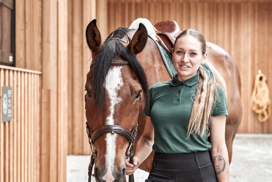 Die Reitlehrerin auf dem Reiterhof des Familienhotel Feuerstein in Südtirol