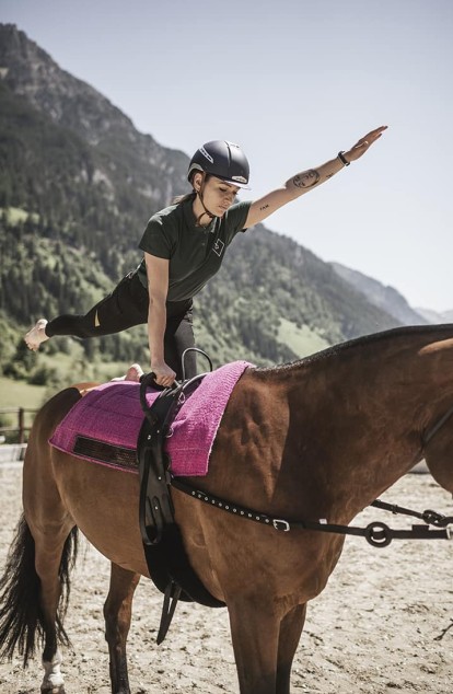 Voltigieren auf dem Reiterhof des Familienhotel Feuerstein in Südtirol