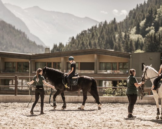 Reitstunden auf dem Reiterhof des Familienhotel Feuerstein in Südtirol