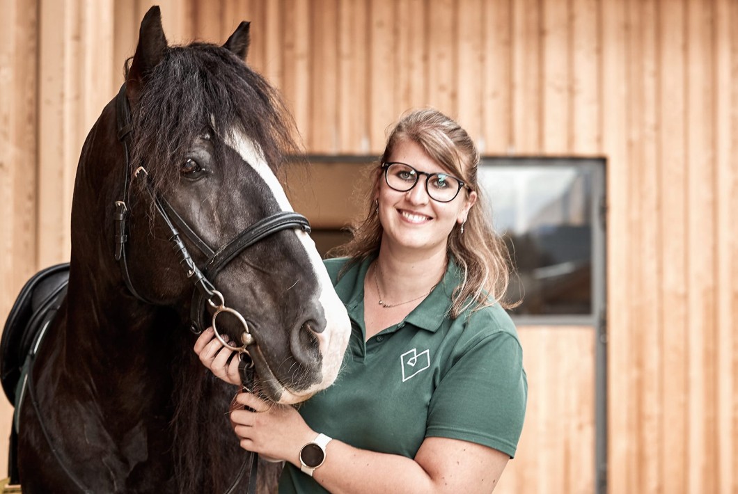 Die Reitlehrerin auf dem Reiterhof des Familienhotel Feuerstein in Südtirol