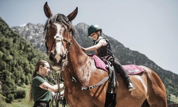 Reitstunden auf dem Reiterhof des Familienhotel Feuerstein in Südtirol