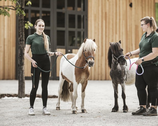 Zwei Reitlehrerinnen mit 2 Ponys