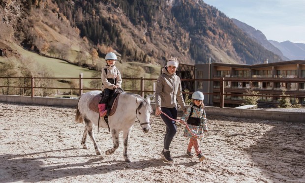 Ponyreiten auf dem Reiterhof des Familienhotel Feuerstein in Südtirol