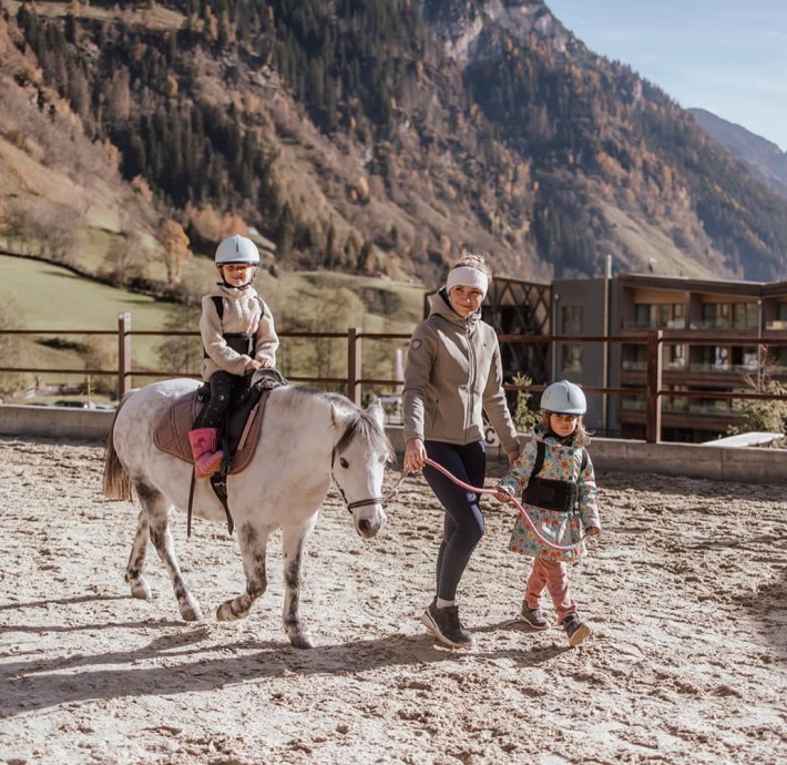 Ponyreiten auf dem Reiterhof des Familienhotel Feuerstein in Südtirol