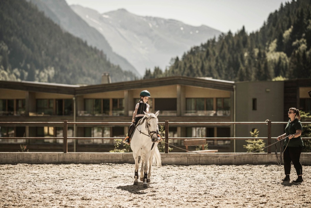Reitlehrerin mit Schülerin auf Pferd