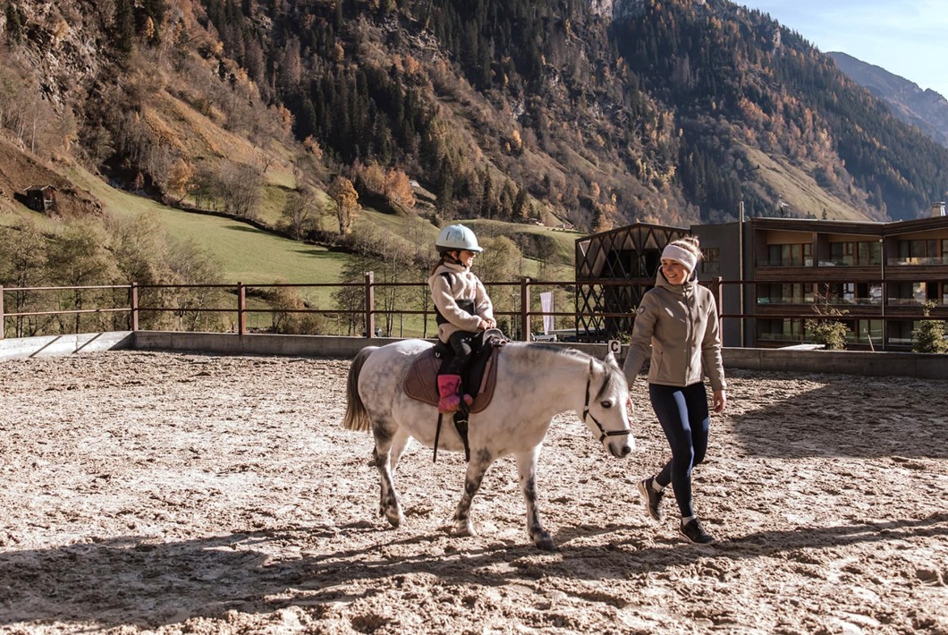 Ponyreiten während Ihrer Reitferien im Familienhotel Feuerstein in Südtirol