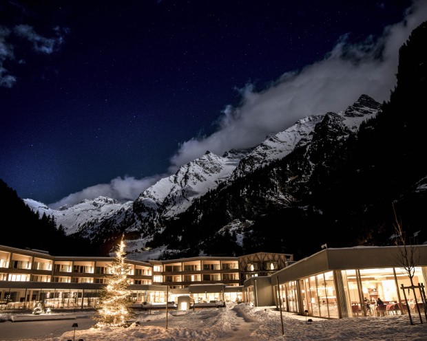 Das Hotel bei Nacht im Winter