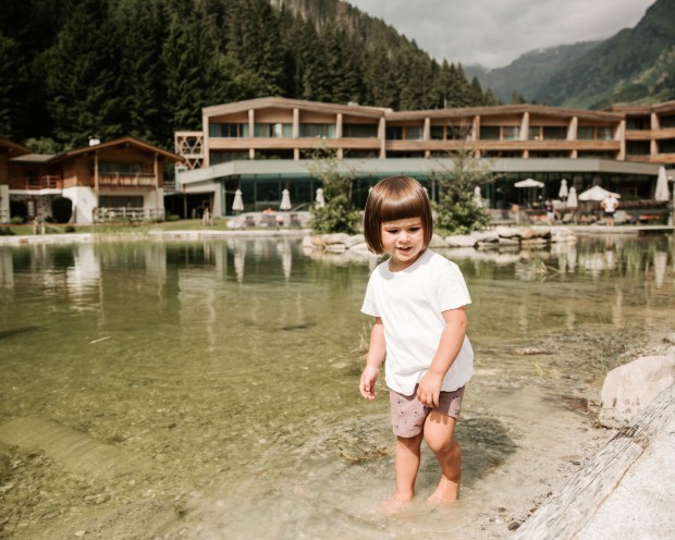 Kleines Kind befindet sich im Teich