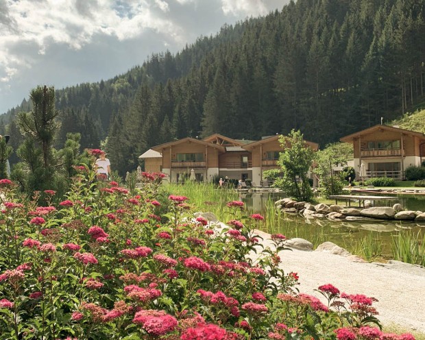 Blick auf die Chalets im Sommer