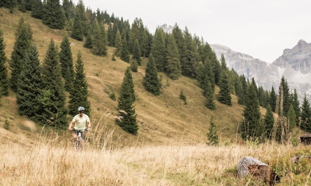 Fahrrad fahren in der Nähe vom Familienhotel Feuerstein, dem idealen Ort für Urlaub in den Bergen mit Kindern