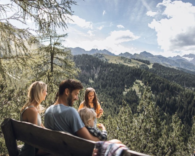 Familienwanderung direkt ab dem Familienhotel Feuerstein, dem idealen Ort für Urlaub in den Bergen mit Kindern