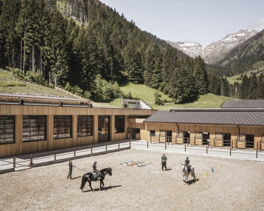 Der Reiterhof des Familienhotel Feuerstein, dem idealen Ort für Urlaub in den Bergen mit Kindern